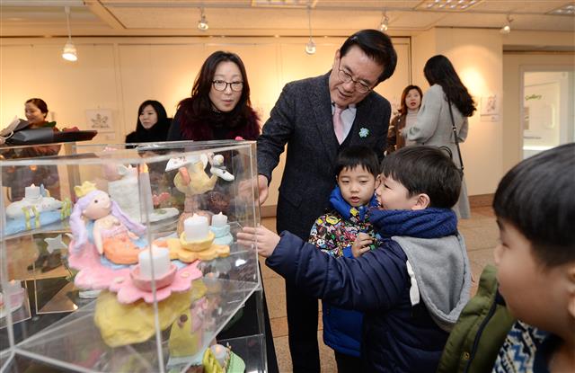 유 구청장이 유치원 미술작품 발표회에 참석해 아이들과 함께 작품을 보고 있다.<br>강성남 선임기자 snk@seoul.co.kr