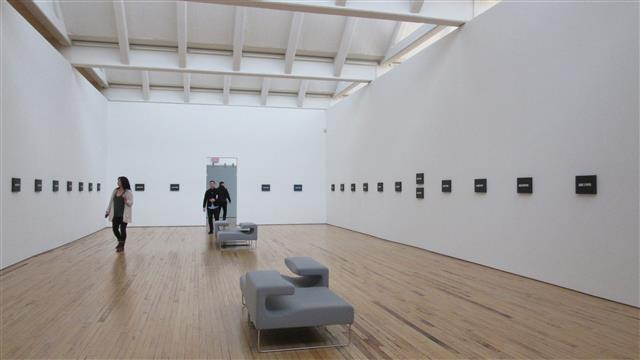 뉴욕주 허드슨강변에 위치한 디아비콘 미술관은 개념미술가와 미니멀리즘 거장들의 작품을 최적의 환경에서 전시하고 있다. 모든 표현성을 배제하고 시간이라는 추상적이고 비물질적인 현상을 구체화한 일본의 개념미술가 온 가와라(1933~2014)의 작품 ‘오늘’ 연작이 전시된 공간.