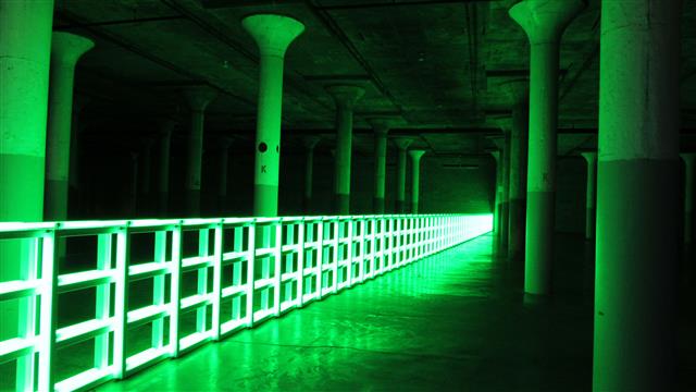 미술관 지하에 설치된 댄 플레빈의 형광등 설치작품 ‘무제’.