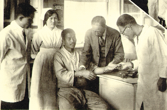 오긍선(오른쪽 두 번째) 세브란스 연합의학전문학교 피부생식비뇨기과 주임교수가 외래환자를 진료하고 있는 모습. 오 교수는 1917년 피부생식비뇨기과를 개설하고 매독 등 성병 퇴치에 앞장섰다. 1934년에는 학교장에 취임했다. 연세의대 피부과학교실 제공