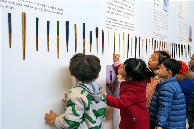 2016 젓가락페스티벌 기간 중에 열린 젓가락 특별전 관람 모습.