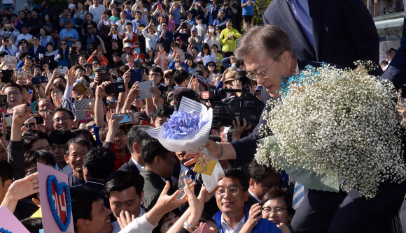 꽃다발 받는 문재인