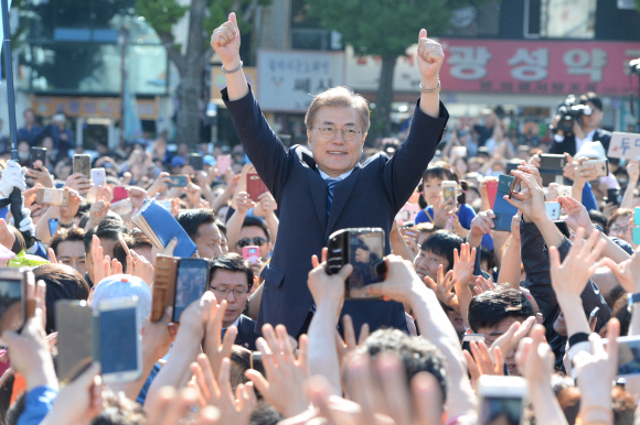 지지자들에 둘러쌓인 문재인