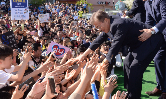 시민들과 악수하는 문재인