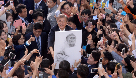 그림 선물받는 문재인