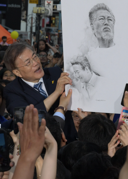 그림 선물받은 문재인