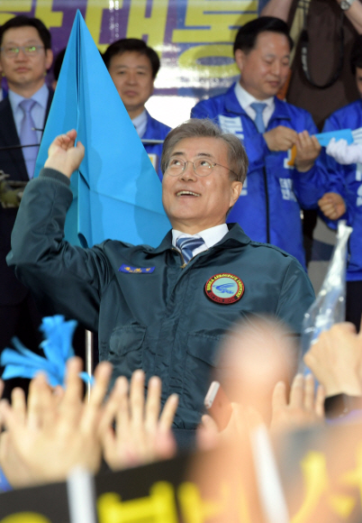 종이비행기 날리는 문재인