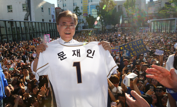 유니폼 선물받은 문재인