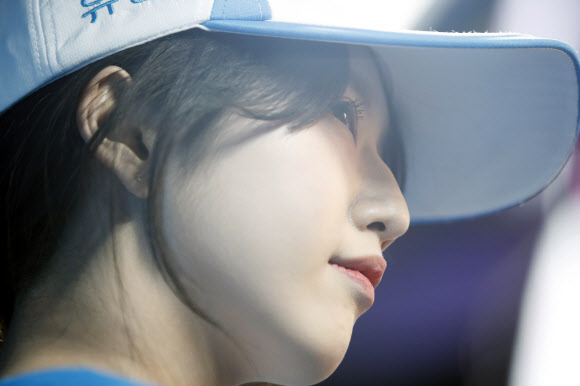 유승민 후보 바라보는 유담 씨