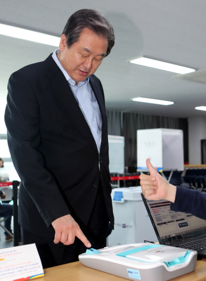 김무성 바른정당 선대위원장이 4일 오전 부산 영도구 봉래1동 보훈회관에 마련된 사전투표소에서 투표 전 지문 등록을 하고 있다.  연합뉴스