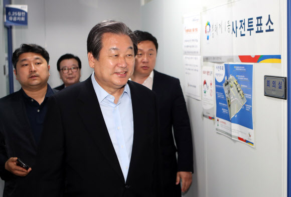 김무성 바른정당 선대위원장이 19대 대통령 선거 사전투표 첫째 날인 4일 오전 부산 영도구 봉래1동 보훈회관 사전투표장에 들어서고 있다.  연합뉴스