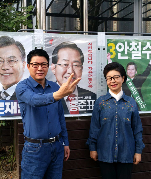 박근령 전 육영재단 이사장과 신동욱 공화당 총재 부부가 19대 대통령 선거 사전투표 첫째 날인 4일 오전 사전투표를 마친 뒤 기념촬영하고 있다.  공화당 제공=연합뉴스