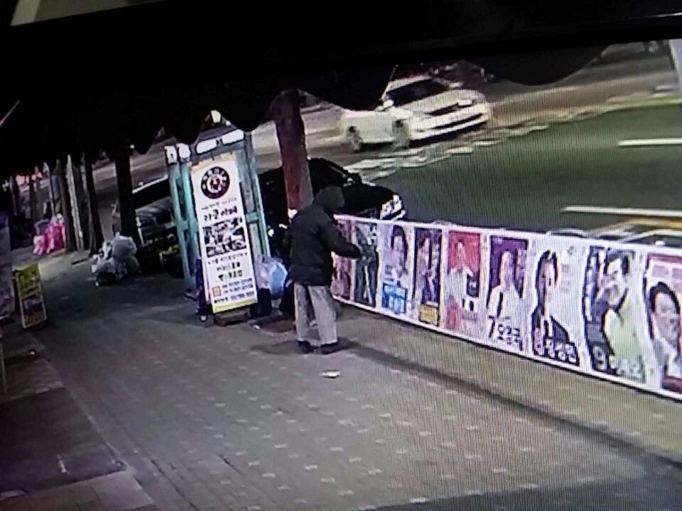 CCTV에 잡힌 피의자 A씨의 선거벽보 후보자 얼굴 훼손하는 장면 (성남 수정경찰서 제공)