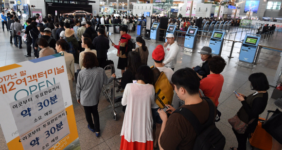 제19대 대통령선거 사전투표가 시작된 4일 인천국제공항 3층 출국장 F카운터옆에 마련된 사전투표소 주위에 유권자들이 투표를 위해 길게 줄을 서있다. 박윤슬 기자 seul@seoul.co.kr