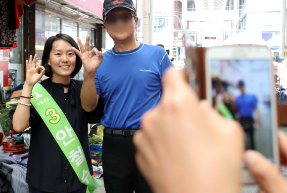국민의당 안철수 대선후보의 딸 안설희 씨가 4일 오후 경남 창원시 마산합포구 마산어시장에서 안 후보 지지를 호소하고 있다. 이날 안 씨는 모친 김미경 서울대 교수와 함께 마산어시장을 찾았다.  연합뉴스