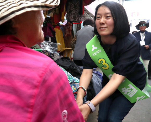 국민의당 안철수 대선후보의 딸 안설희 씨가 4일 오후 경남 창원시 마산합포구 마산어시장에서 안 후보 지지를 호소하고 있다. 이날 안 씨는 모친 김미경 서울대 교수와 함께 마산어시장을 찾았다.  연합뉴스