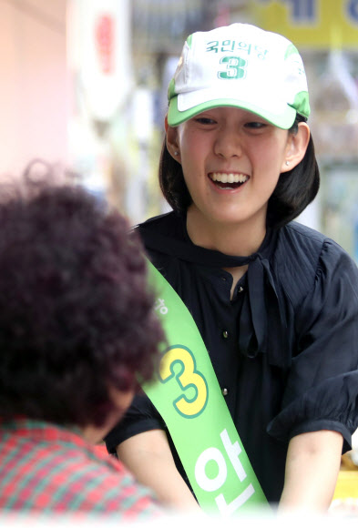 국민의당 안철수 대선후보의 딸 안설희 씨가 4일 오후 경남 창원시 마산합포구 마산어시장에서 안 후보 지지를 호소하고 있다. 이날 안 씨는 모친 김미경 서울대 교수와 함께 마산어시장을 찾았다.  연합뉴스