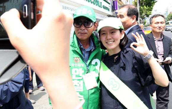 국민의당 안철수 대선후보의 딸 안설희 씨가 4일 오후 경남 창원시 마산합포구 마산어시장에서 안 후보 지지를 호소하고 있다. 이날 안 씨는 모친 김미경 서울대 교수와 함께 마산어시장을 찾았다.  연합뉴스