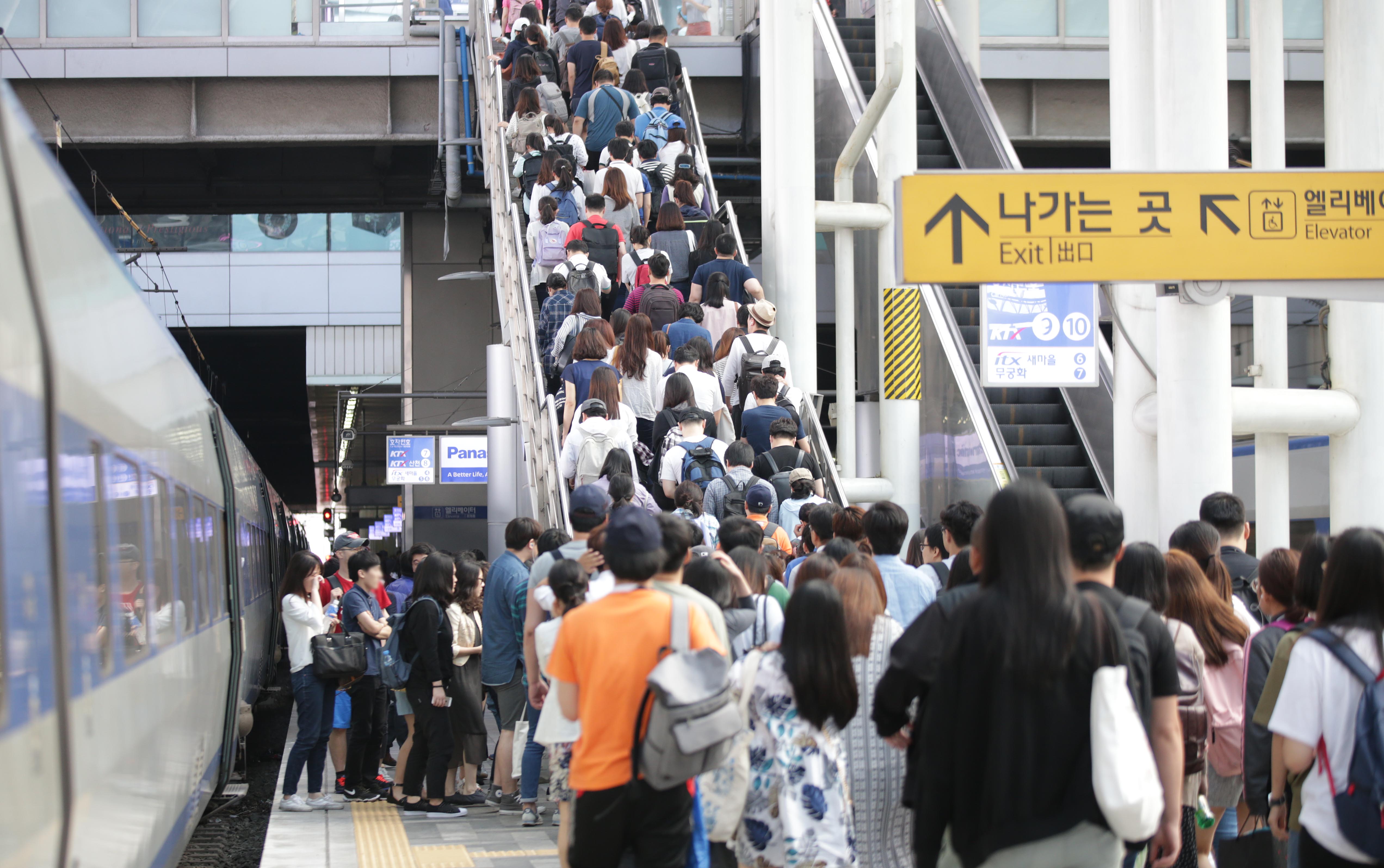 지난해 서울시 공무원 임용 필기시험 날, 응시생들로 붐비는 서울역