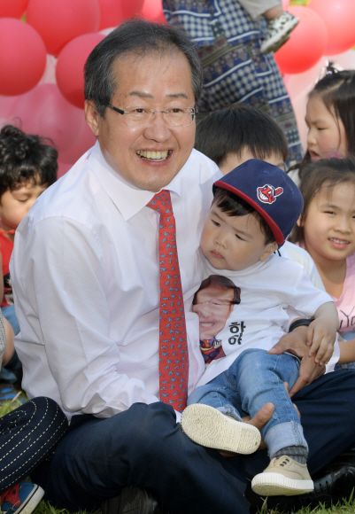 홍준표 자유한국당 대선 후보가 5일 국회에서 열린 어린이날 행사에 참석한 어린이들과 함께 있다. 이종원 선임기자 jongwon@seoul.co.kr