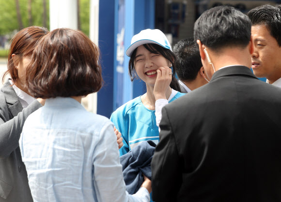 활짝 웃는 유담