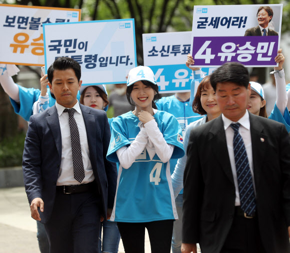 유승민 딸 유담, 미소지으며 선거운동