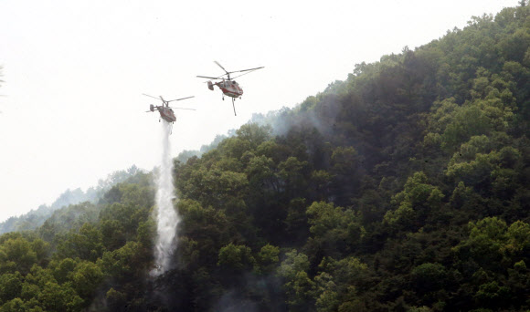 청주 우암산 산불 진화하는 헬기들