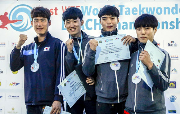 자유격파 부분 우승한 한국 선수들