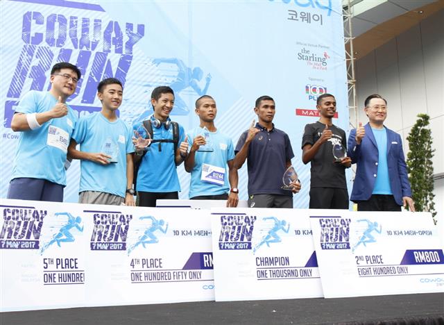 7일 말레이시아 다만사라에서 열린 ‘코웨이 런’ 마라톤 행사가 끝나고 이해선(오른쪽) 코웨이 대표이사가 대회 우승자들과 기념사진을 찍고 있다. 코웨이 제공