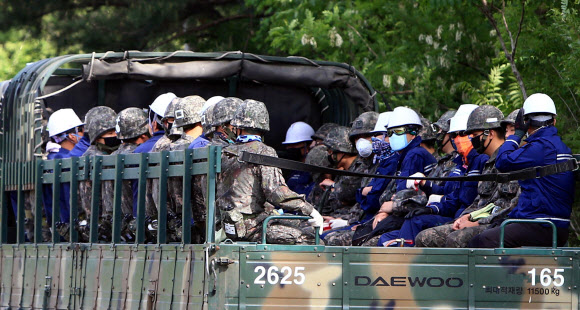 재발화한 강릉 산불 진화작업이 재개된 8일 오전 산불진화작전에 투입된 군장병을 태운 트럭이 산불지역으로 이동하고 있다. 연합뉴스