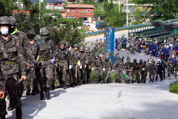 재발한 강릉 산불 진화작업이 재개된 8일 오전 군장병이 산불진화작전에 투입되고 있다. 연합뉴스