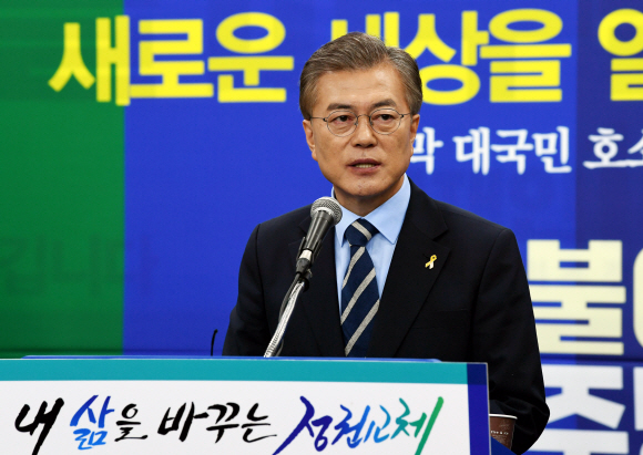문재인 더불어민주당 대선후보가 8일 오전 여의도 당사에서 마지막 지지를 호소하는 기자회견을 하고 있다. 강성남 선임기자 snk@seoul.co.kr