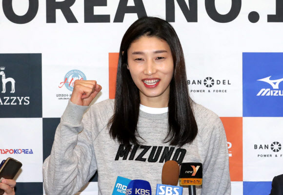 터키 여자배구 페네르바체의 통산 5번째 우승을 이끈 ’배구 여제’ 김연경이 8일 오전 인천공항을 통해 귀국, 인터뷰 도중 포즈를 취하고 있다.  연합뉴스