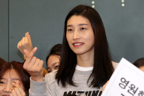 터키 여자배구 페네르바체의 통산 5번째 우승을 이끈 ’배구 여제’ 김연경이 8일 오전 인천공항을 통해 귀국, 팬들과 함께 손가락하트를 그리고 있다.  연합뉴스