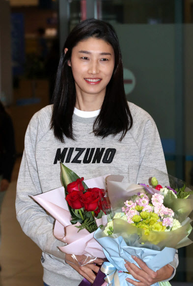터키 여자배구 페네르바체의 통산 5번째 우승을 이끈 ’배구 여제’ 김연경이 8일 오전 인천공항을 통해 귀국, 환영꽃다발을 받고 있다.  연합뉴스