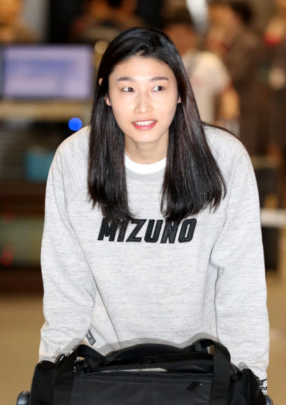 터키 여자배구 페네르바체의 통산 5번째 우승을 이끈 ’배구 여제’ 김연경이 8일 오전 인천공항을 통해 귀국하고 있다.  연합뉴스
