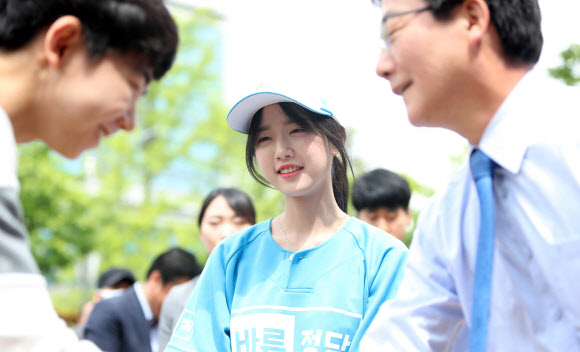 유담 씨가 선거 운동 마지막 날인 8일 대전 충남대 캠퍼스를 찾아 아버지 선거 운동을 돕고 있다.  연합뉴스