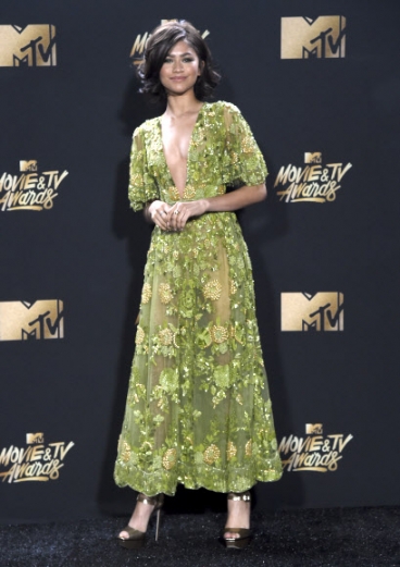 영화배우 겸 가수 젠다야가 7일(현지시간) 미국 캘리포니아주 로스 앤젤레스의 슈라인 오디토리엄에서 열린 ‘2017 MTV 무비&TV 어워드(MTV Movie & TV Awards)’에 참석해 포즈를 취하고 있다.<br>AP 연합뉴스