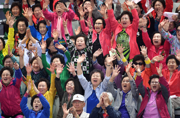 8일 서울 장충체육관에서 열린 제45회 어버이날 기념식에 참석한 어르신들이 밝은 표정으로 공연을 바라보고 있다.  박지환 기자 popocar@seoul.co.kr