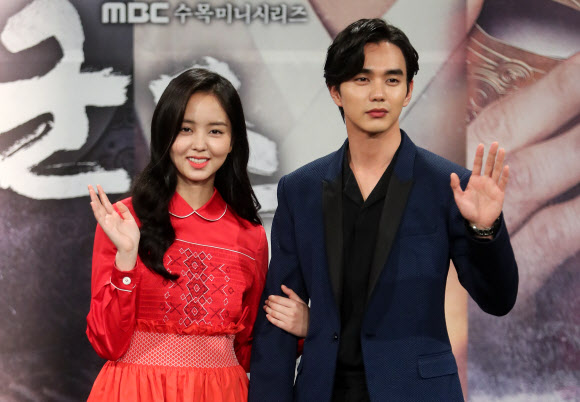 배우 김소현(왼쪽)과 유승호가 8일 오후 서울 마포구 상암동 MBC 골든마우스홀에서 열린 드라마 ’군주-가면의 주인’ 제작발표회에서 포즈를 취하고 있다.  연합뉴스