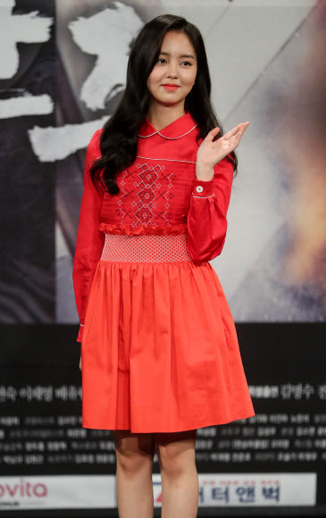 배우 김소현이 8일 오후 서울 마포구 상암동 MBC 골든마우스홀에서 열린 드라마 ’군주-가면의 주인’ 제작발표회에서 포즈를 취하고 있다.  연합뉴스