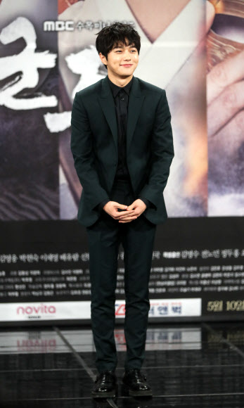 그룹 인피니트의 엘(본명 김명수)이 8일 오후 서울 마포구 상암동 MBC 골든마우스홀에서 열린 드라마 ’군주-가면의 주인’ 제작발표회에서 포즈를 취하고 있다.  연합뉴스