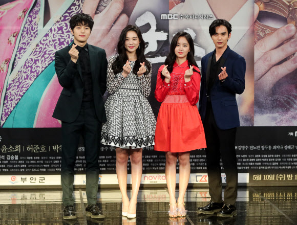 그룹 인피니트의 엘(김명수), 배우 윤소희, 김소현, 유승호가 8일 오후 서울 마포구 상암동 MBC 골든마우스홀에서 열린 드라마 ’군주-가면의 주인’ 제작발표회에서 포즈를 취하고 있다.  연합뉴스