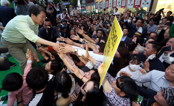 시민들과 손잡는 안철수 후보