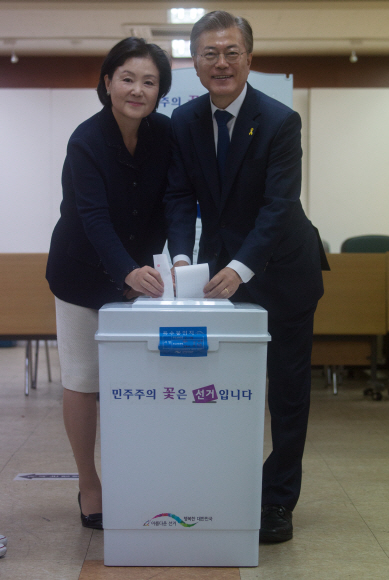 19대 대통령 선거일인 9일 오전 서울 홍은중학교에 마련된 홍은 제2동 제3투표소에서 더불어민주당 문재인 후보 부부가 투표를 하고 있다. 이언탁 기자 utl@seoul.co.kr