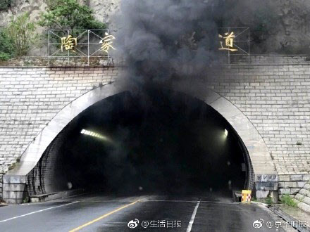 주중 한국대사관은 9일 오전 9시께 중국 산둥성 웨이하이의 한 터널에서 한국 국제학교 부설 유치원 차량이 화재가 나 차량에 타고 있던 한국 유치원생 등 12명이 숨졌다고 전했다.  당시 차량에는 유치원생 11명과 중국인 인솔 교사 1명, 운전기사 1명 등 13명이 타고 있다가 화재로 변을 당했다.  웨이보 캡처=연합뉴스