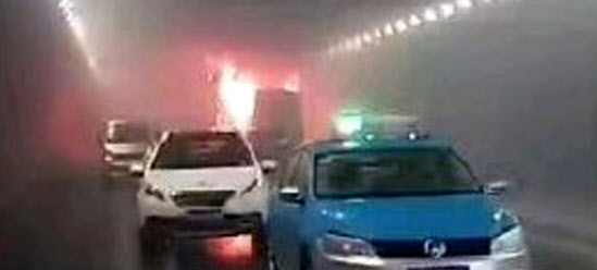 9일 오전 9시 중국 산둥성 웨이하이시 한 터널에서 한국 국제학교 부설 유치원 차량에서 불이 나 터널 안이 연기로 싸여 있다. 주중 한국대사관은 화재로 차량에 타고 있던 한국 국적 유치원생 등 12명이 숨졌다고 밝혔다. 2017.5.9 웨이보 캡처=연합뉴스