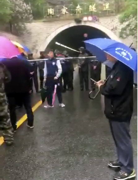 9일 오전 9시께 중 산둥성 웨이하이(威海) 시 환추이(環翠) 구 타오쟈쾅 터널에서 한국국제학교 부설 유치원 통학차량에 화재가 나 차량에 타고 있던 유치원생 11명과 운전기사 1명이 숨졌다. 숨진 유치원생 11명 중 10명은 한국인으로 확인됐으며, 나머지 한 명은 중국 국적인 것으로 알려졌다. 사진은 출입이 통제된 사고 현장 모습.  독자 제공=연합뉴스