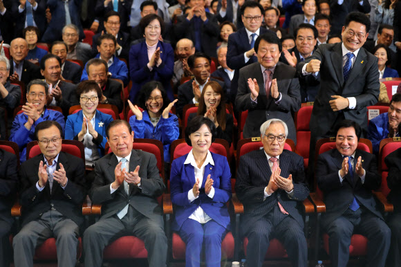 더불어민주당 추미애 대표 등 지도부가 9일 오후 서울 여의도 국회의원회관 대회의실에서 투표 종료와 함께 발표된 TV 방송사의 투표자 출구 조사결과를 보며 박수치고 있다.  연합뉴스