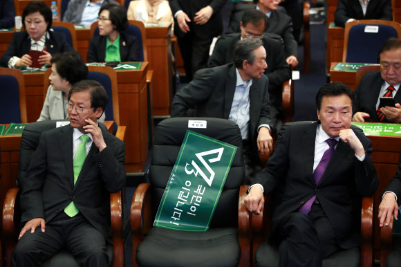 19대 대선 투표일인 9일 오후 서울 여의도 국회 헌정기념관에 마련된 국민의당 선대위 개표상황실에서 박지원 중앙상임선거대책위원장의 빈 자리에 승리 팻말이 보인다.  연합뉴스